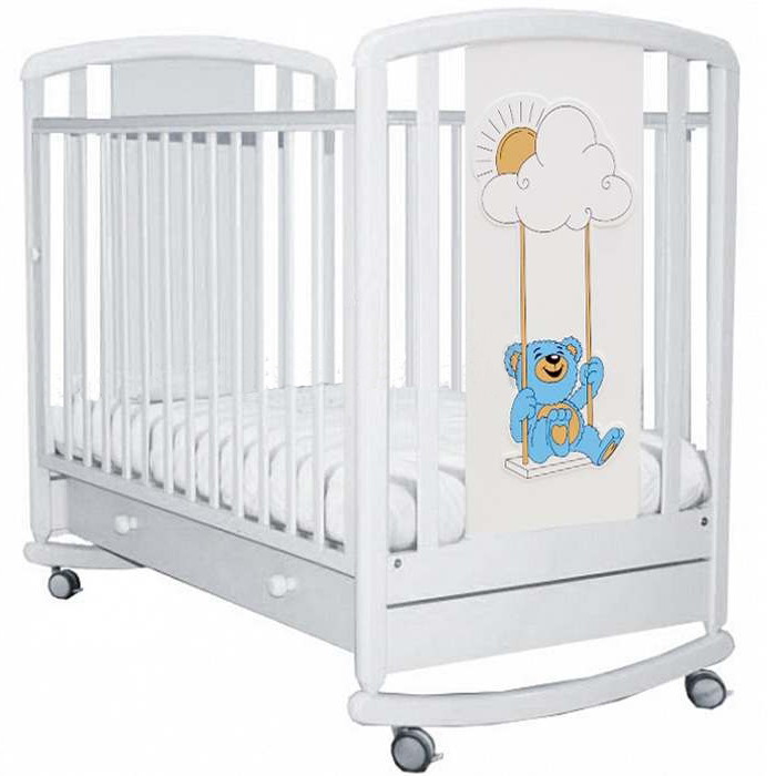 Детская кроватка Angela Bella Жаклин Мишка на качелях голубой колесо-качалка 120х60 см белая